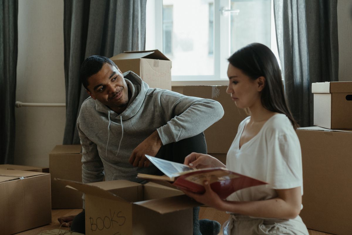 Equipo retirando muebles de un piso